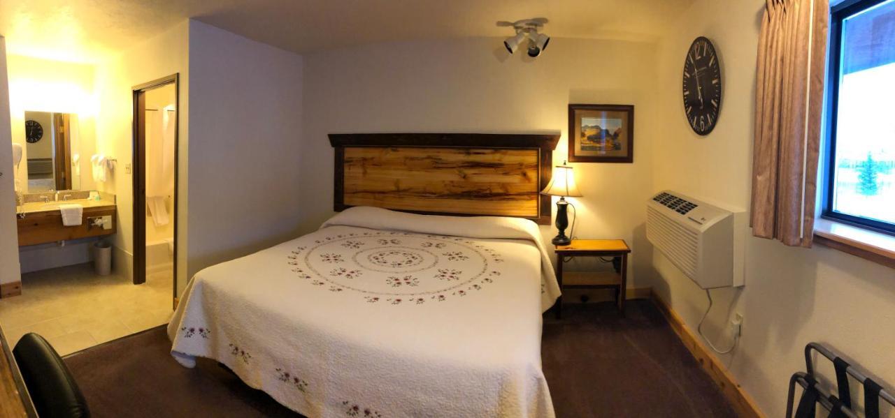Yellowstone Village Inn And Suites Гардинър Екстериор снимка